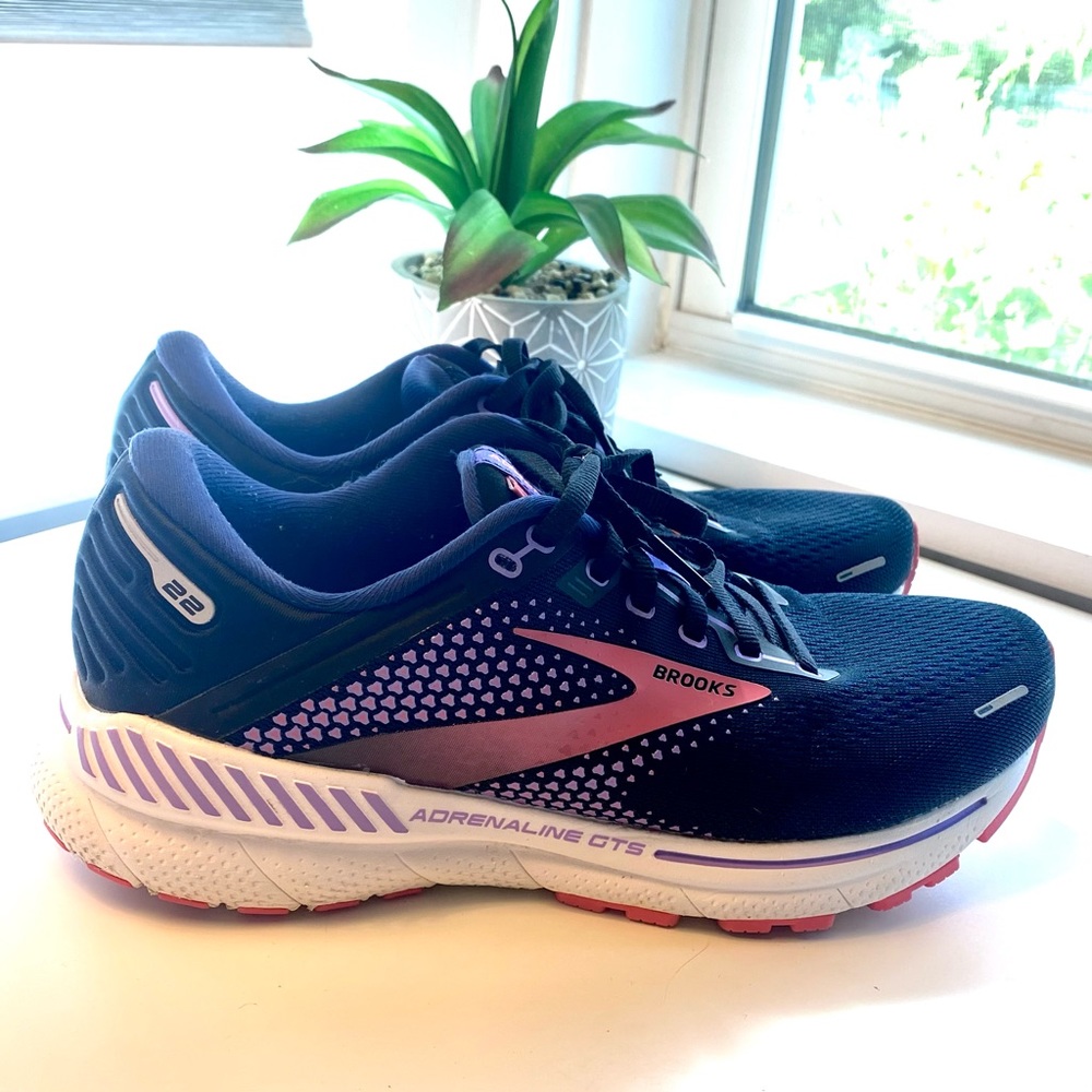 Brooks Adrenaline GTS 22 road running shoes